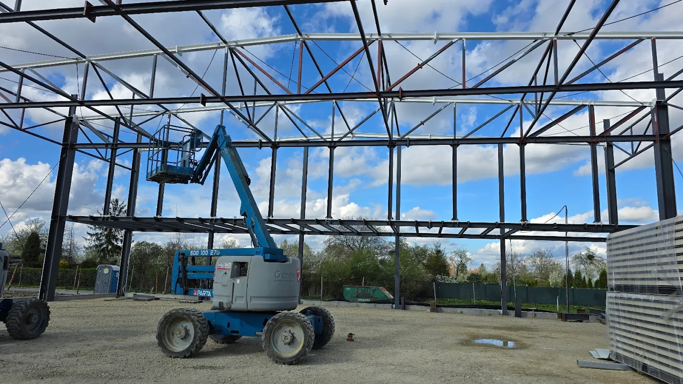 Garaż wielopoziomowy z zabezpieczoną konstrukcją